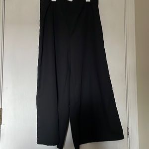 Size 1xl black dress pants 3/4 length. These pants do zip on the side.